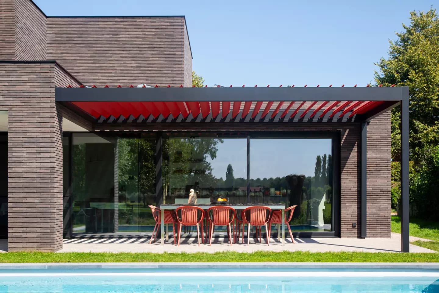 Pergola sur terrasse résidentielle